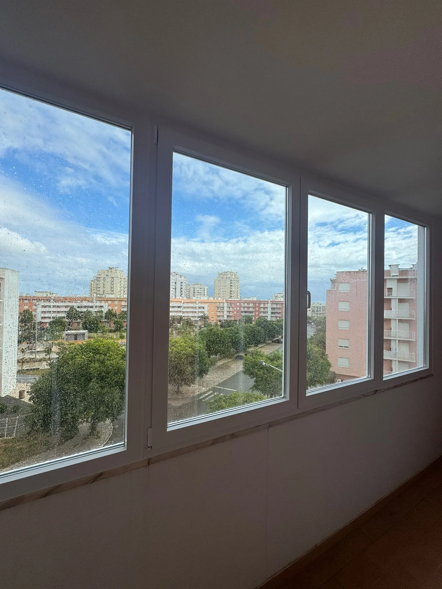 Envidraçado panorâmico em PVC instalado num apartamento no Algarve